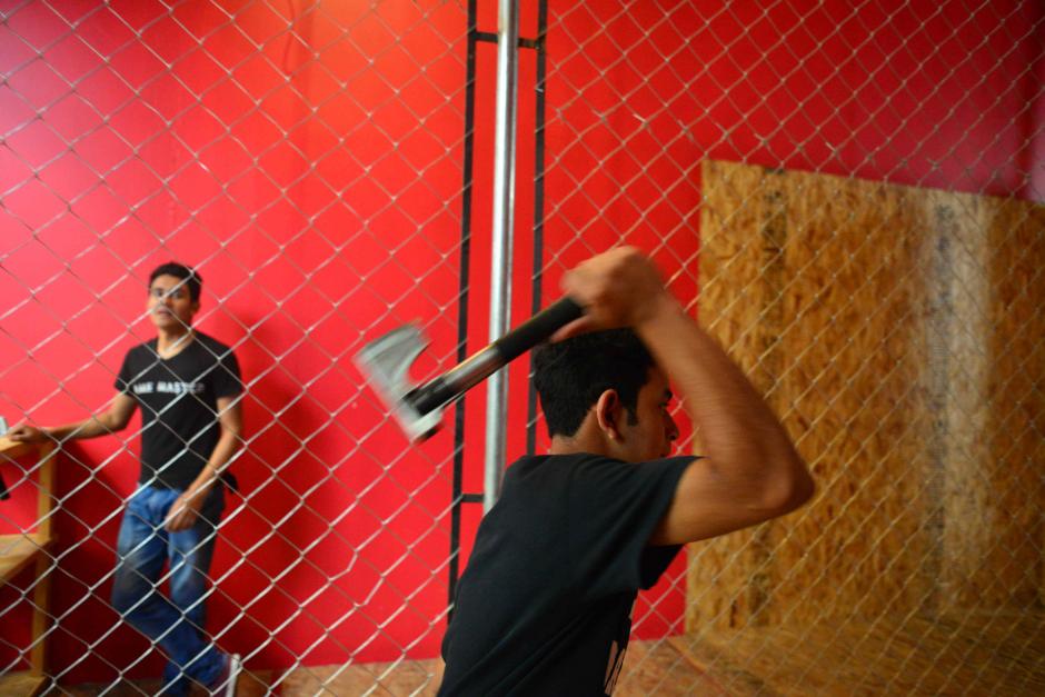 El espacio cuenta con el &uacute;nico lugar en el pa&iacute;s para jugar lanzamiento de hacha. (Foto: Jes&uacute;s Alfonso/Soy502)