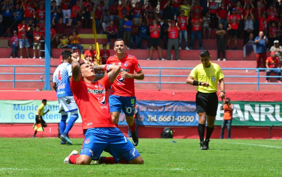 Blas P&eacute;rez celebra en el estadio de El Tr&eacute;bol el gol que sentenci&oacute; el partido frente a Suchitep&eacute;quez. (Foto: Jes&uacute;s Alfonso/Soy502)