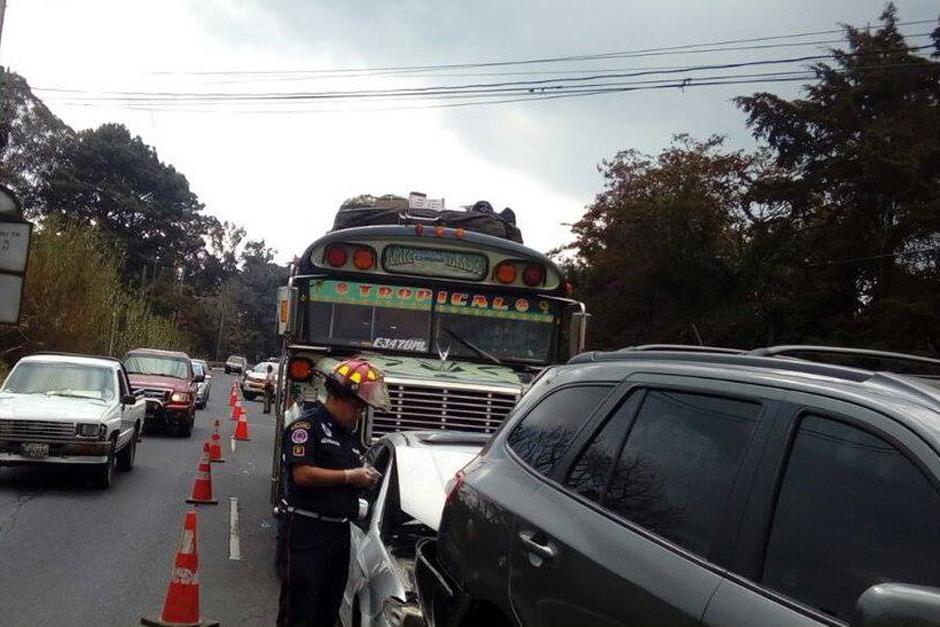Cuatro veh&iacute;culos chocaron en el kil&oacute;metro 26.5 de la ruta que conduce hacia El Salvador en sentido oriente. (Foto:&nbsp;@CBMDEPTAL)