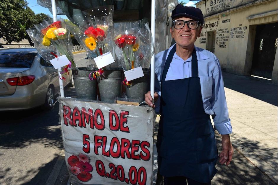 Luis Arroyave vende flores en el mismo lugar desde hace 26 a&ntilde;os. Hace solo tres inici&oacute; un negocio sobre la calle, alegrando a los transe&uacute;ntes. (Foto: Jes&uacute;s Alfonso/Soy502)&nbsp;