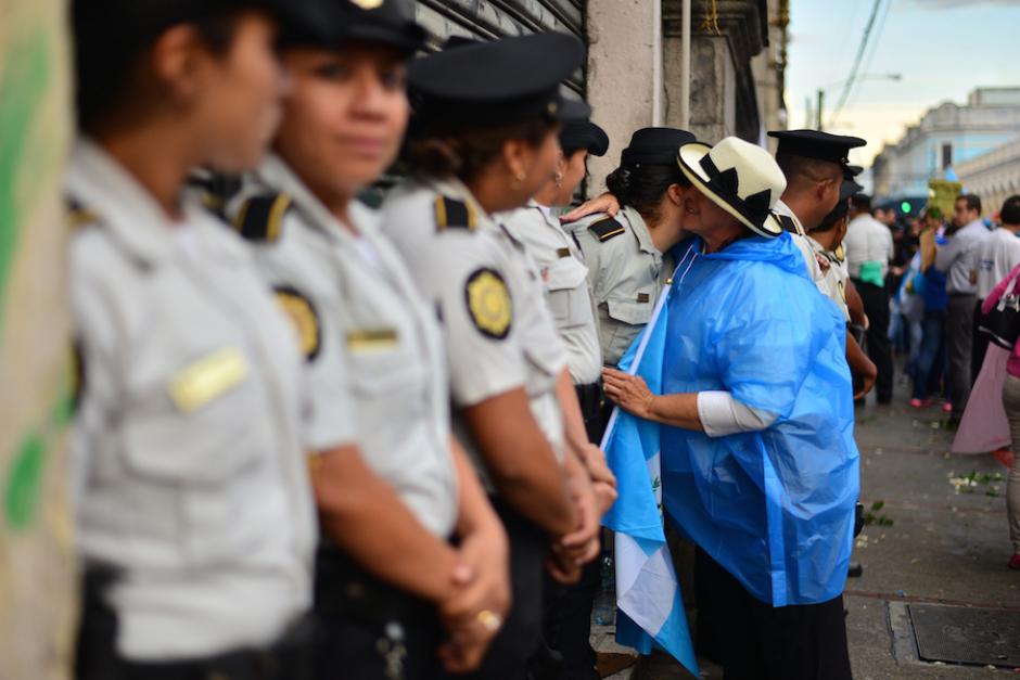 Los guatemaltecos demostramos que sabemos reconocer los objetivos comunes. Aquí, una manifestante se abraza con la PNC en el Congreso durante las protestas del 2015. (Foto: Wilder López/Soy502)