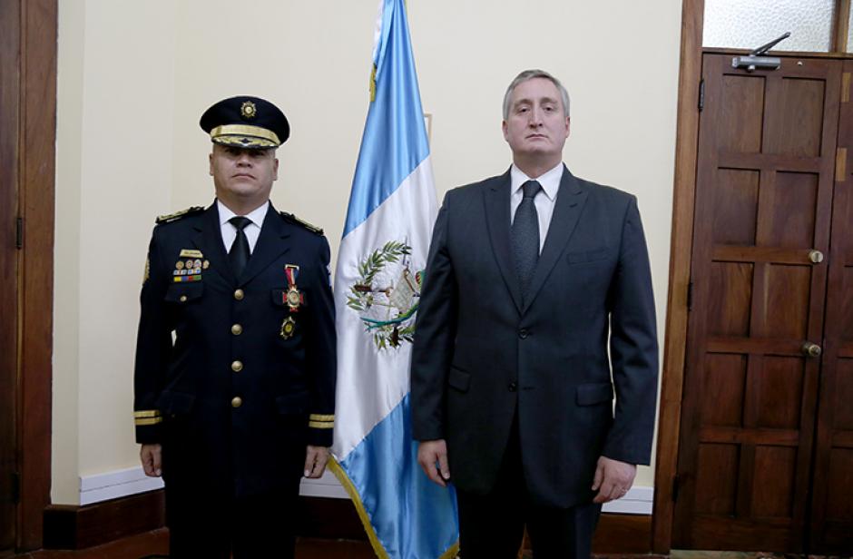 El Ministro de Gobernación destituyó al Director de la PNC Nery Ramos y nombre a Erwin Tzic como nuevo jefe de dicha institución. (Foto: mingob.gob.gt)