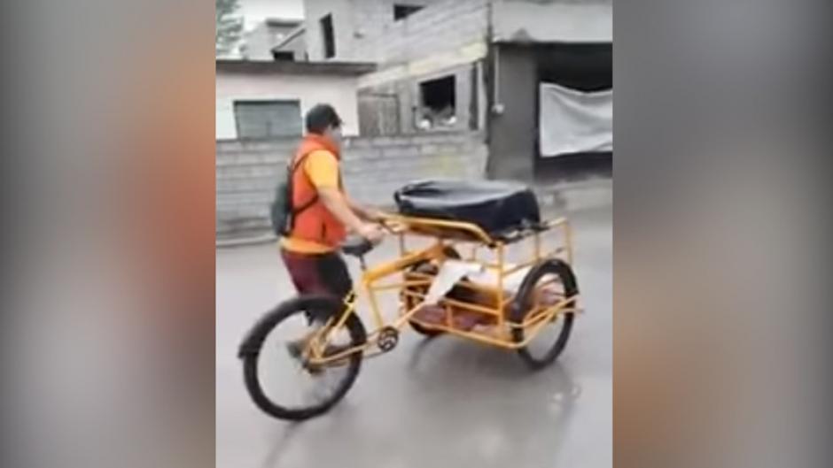 Esta es la peculiar forma en la que un panadero ofrece sus productos. (Foto: captura de video)