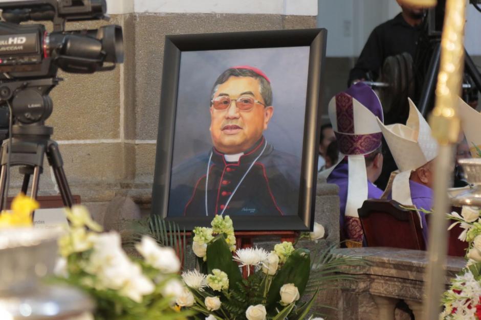 El arzobispo metropolitano, Oscar Julio Vian Morales, fue inhumado este martes en la Catedral. (Foto: Alejandro Bal&aacute;n/Soy502)
