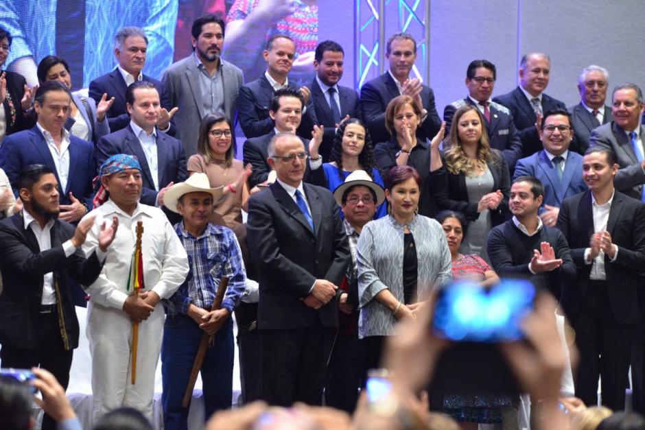 Iván Velásquez y Thelma Aldana subieron al escenario donde fueron ovacionados. (Foto: Jesús Alfonso/Soy502)