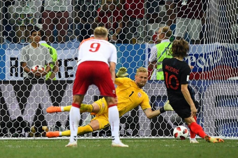 Kasper Schmeichel le detiene el penal a Luka Modric en tiempos extras. (Foto: AFP)