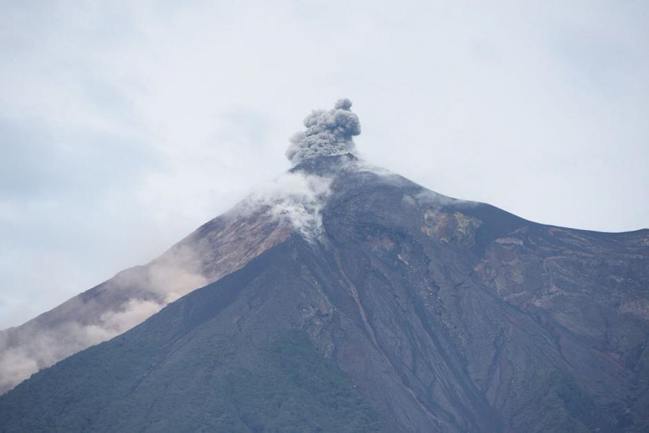 Las fuertes lluvias del domingo han provocado descenso de lahares en el volc&aacute;n de Fuego. (Foto: Conred)