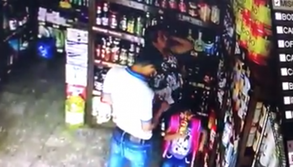 Un hombre y una mujer utilizaron a una ni&ntilde;a para cometer un robo en un negocio de Escuintla. (Foto: Captura de video)