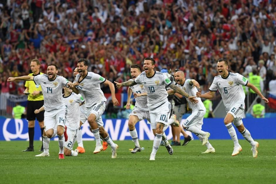Los rusos festejan, luego que Aspas fallara el penal de España. (Foto: AFP)