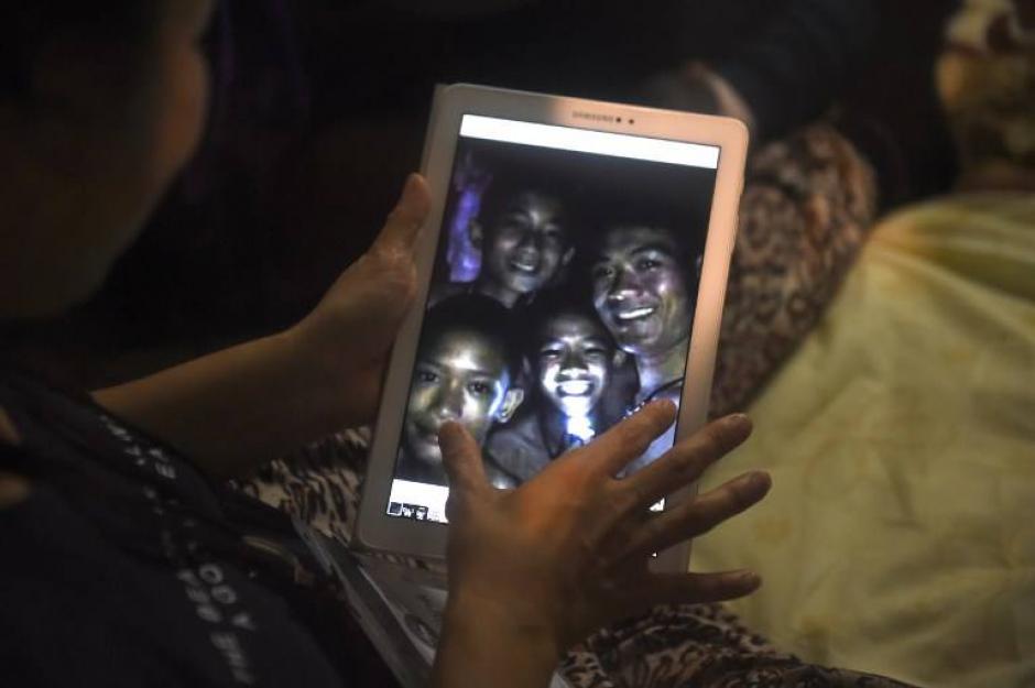 M&aacute;s de nueve d&iacute;as pasaron los ni&ntilde;os futbolistas atrapados en una cueva en Tailandia. (Foto: AFP)