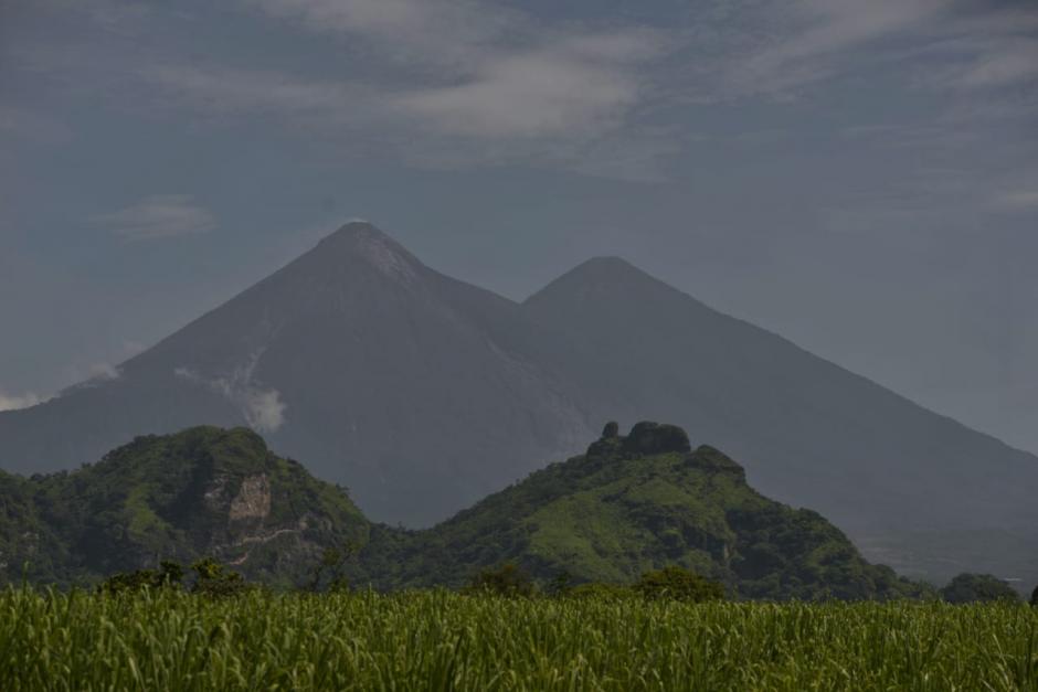 La silueta del volcán se trasformó y continúa la marca por donde bajó el flujo piroclástico. (Foto: Wilder López/Soy502)