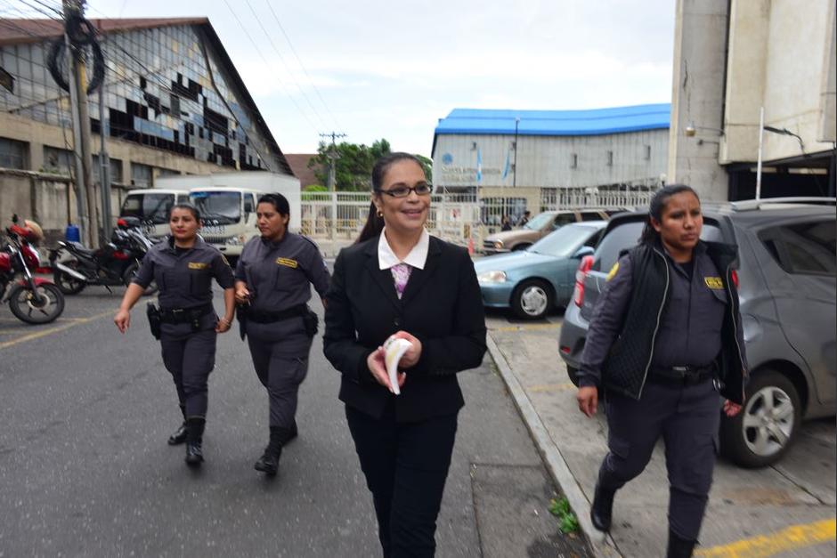 La exvicepresidenta Roxana Baldetti sale de Tribunales donde se desarrolla el primer juicio en su contra. En las manos lleva el libro titulado "Cuando Dios ve tus lágrimas" el cual ha dado lectura durante la jornada. (Foto: Jesús Alfonso/Soy502)