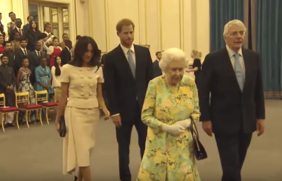 El pr&iacute;ncipe Harry se neg&oacute; a tomar la mano de Meghan Markle. (Foto: captura de pantalla)&nbsp;