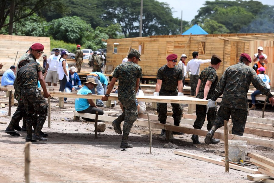 El Ejército y Techo trabajan en conjunto para levantar los albergues temporales mientras se concluye el proyecto habitacional. (Foto: Twitter)