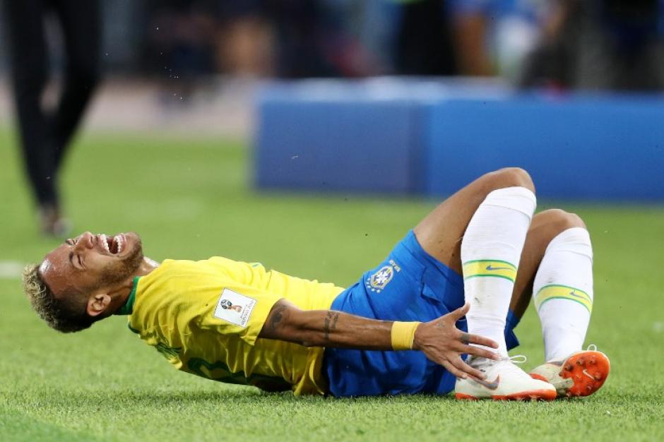 Neymar ha sido criticado por la exageración en las faltas que le han cometido. (Foto: AFP)
