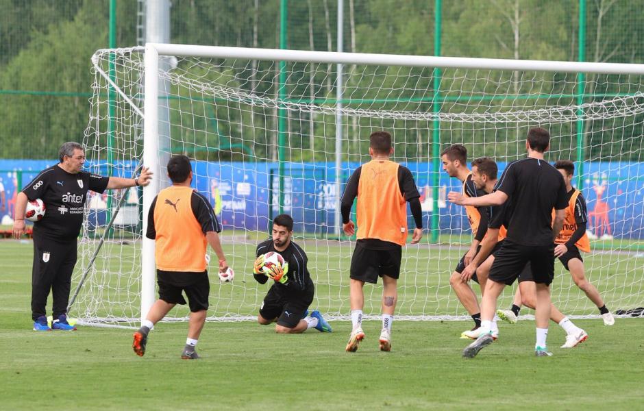 Luis Suárez resultó ser un buen portero en la práctica de la Selección de Uruguay. (Foto: @Uruguay)