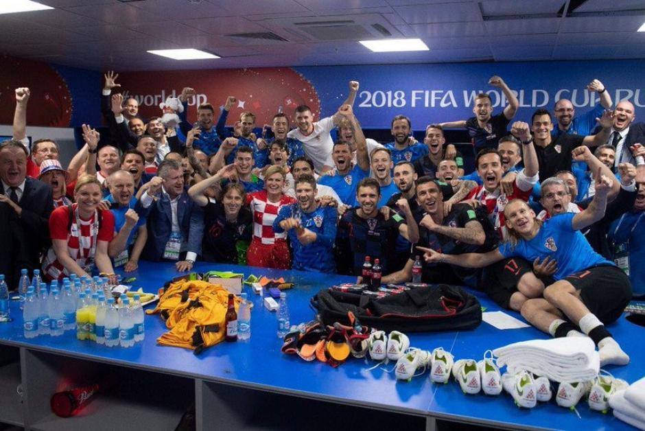 La presidenta de Croacia,&nbsp;Kolinda Grabar-Kitarović, en el camerino de Croacia. (Foto: Twitter)