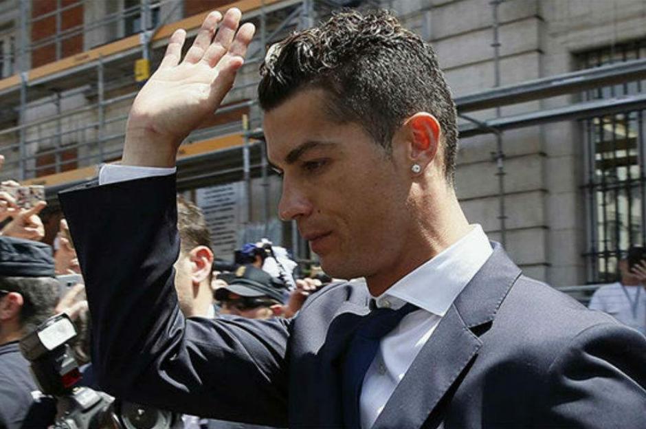 El fisco italiano puede embargar el sueldo y la ficha de Cristiano Ronaldo si esta no solventa su deuda con Hacienda en Espa&ntilde;a. (Foto: AFP)
