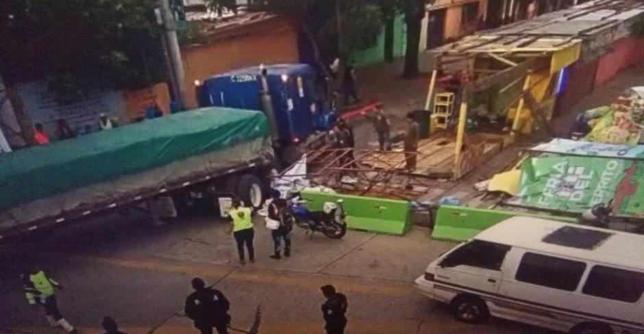 Un tr&aacute;iler intent&oacute; ingresar al &aacute;rea donde se instal&oacute; la feria del Cerrito del Carmen. (Foto: Am&iacute;lcar Montejo/PMT)