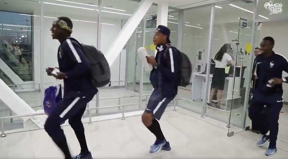 Al ritmo de cumbia, los jugadores de Francia se sacuden la presión antes de la semifinal. (Foto: captura de video)