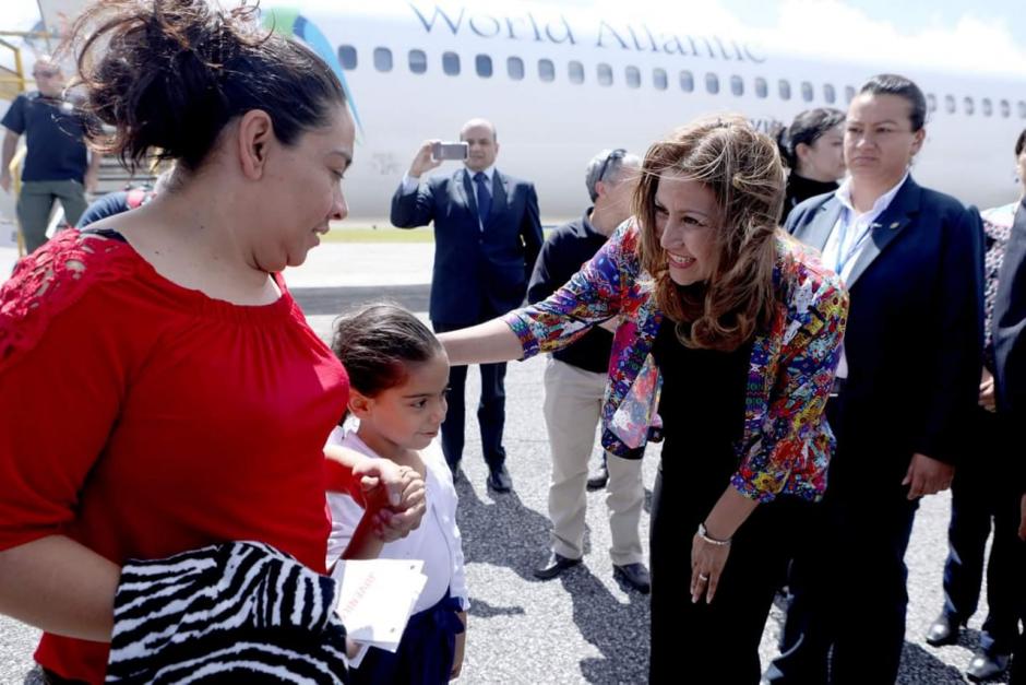 La Primera Dama saluda a una ni&ntilde;a y su mam&aacute; a su llegada al territorio nacional. (Foto: Sosep)