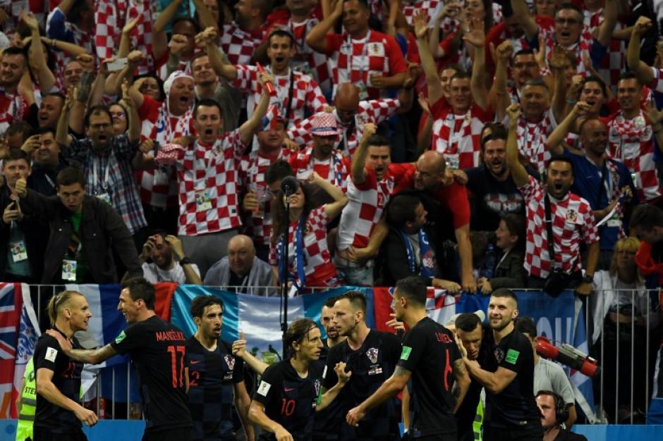 La bandera de Guatemala en medio del festejo de Croacia. (Foto: AFP)