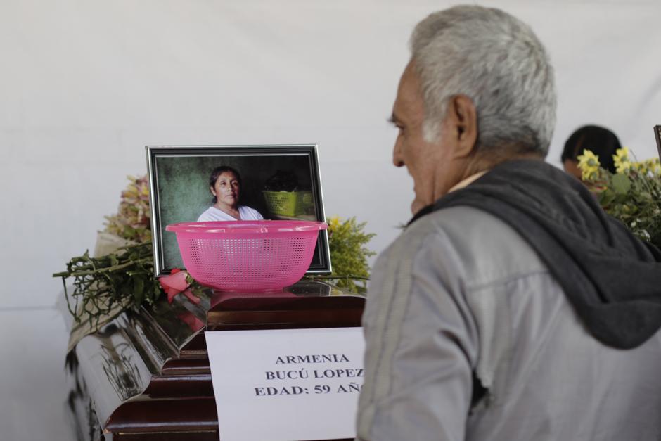 Los cuerpos llegaron a Alotenango en la tarde del martes. (Foto: Alejandro Bal&aacute;n/Soy502)