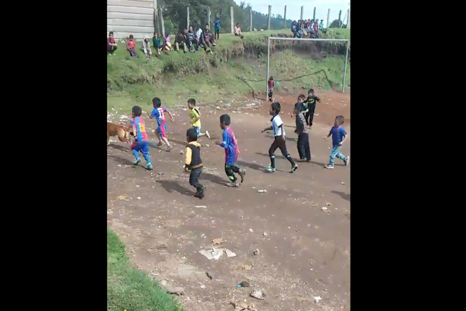El video de un grupo de ni&ntilde;os jugando una "chamusca" caus&oacute; nostalgia entre los internautas. (Imagen: captura de pantalla)