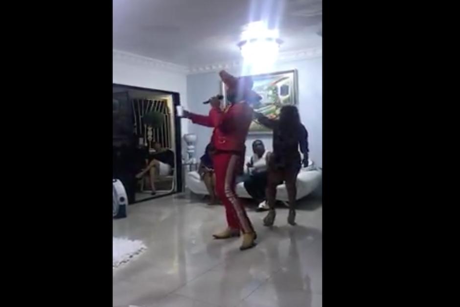 Una fiesta privada que incluy&oacute; a un mariachi no termin&oacute; de la mejor manera para una mujer. (Imagen: captura de pantalla)