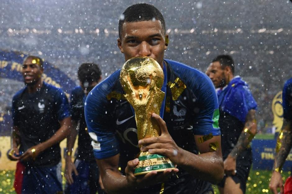 Kylian Mappé besa la copa que lo acredita como campeón del mundo. (Foto: AFP)