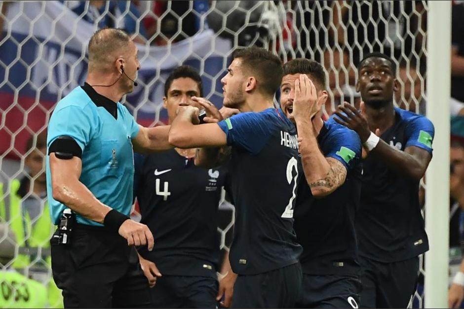 Los jugadores de Francia reclaman penal al árbitro Néstor Pitana. (Foto: AFP)