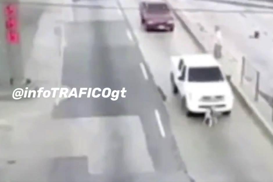 El video muestra cómo el conductor de un vehículo atropelló a un perro. (Foto: captura de pantalla)&nbsp;