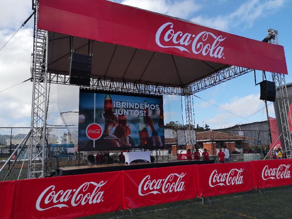Una pantalla gigante fue el atractivo principal del evento que Coca-Cola organiz&oacute; este domingo.