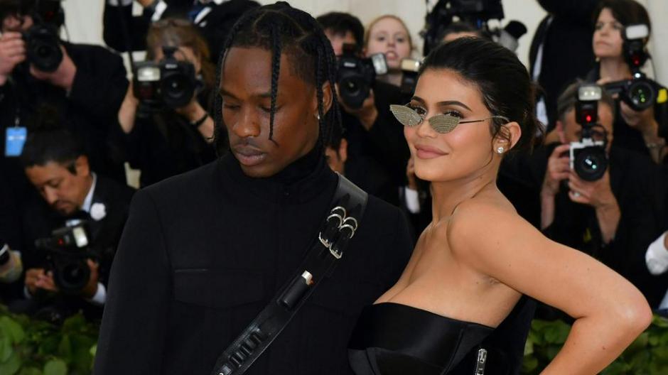 Kylie Jenner y Travis Scott se muestran m&aacute;s unidos que nunca y esta sexy portada lo demuestra. (Foto: AFP)&nbsp;