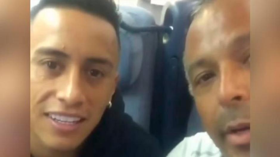 El futbolista peruano Christian Cueva recibe insultos en un avi&oacute;n de parte de una aficonado que le recrimin&oacute; por un penal fallado en el Mundial. (Foto: Captura de video)