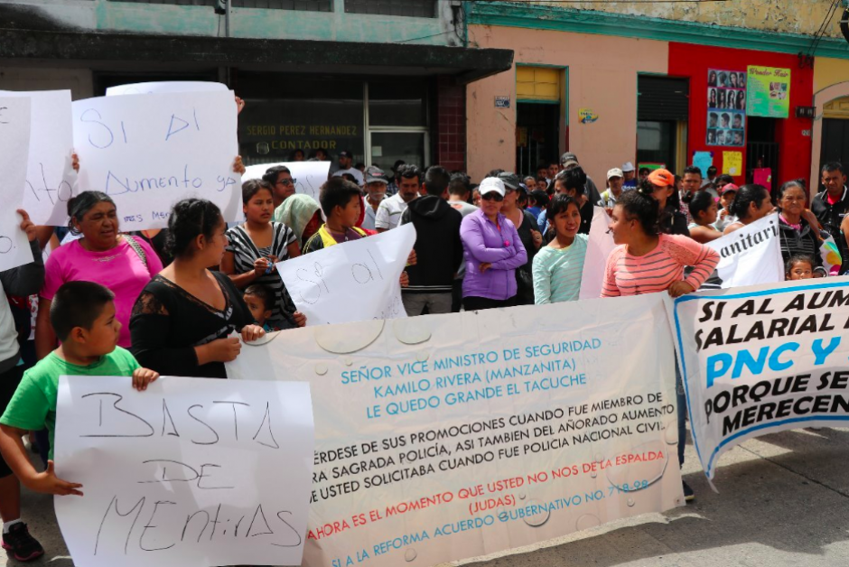 Familiares de policías manifiestan por mejores condiciones