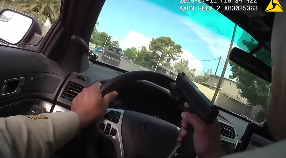 El polic&iacute;a logr&oacute; disparar a trav&eacute;s del vidrio del carro. (Foto: captura de video)&nbsp;