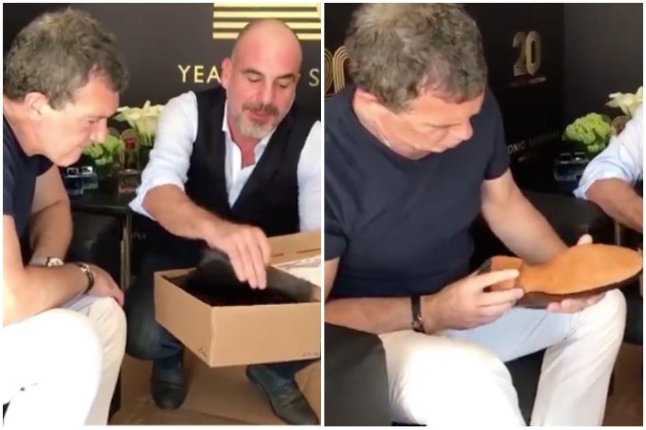 El actor se sorprendió por los zapatos que recibió en la celebración de los 20 años de su fragancia "Seduction". (Foto: captura de video)