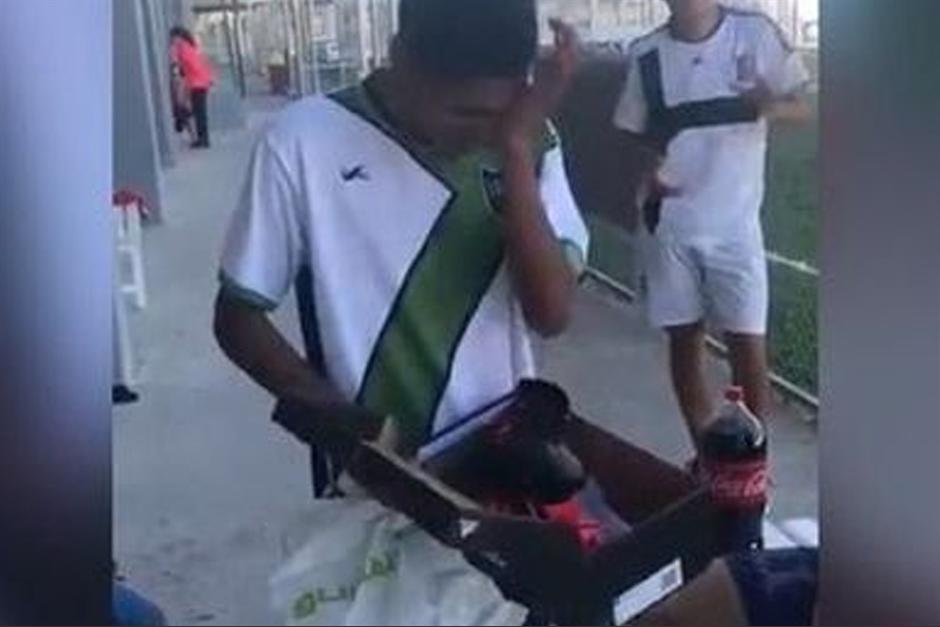 El jugador&nbsp;amateur&nbsp;Osvaldo Copa recibi&oacute; un fant&aacute;stico regalo de sus compa&ntilde;eros, luego de que delincuentes le robaron sus zapatos de f&uacute;tbol. (Foto: captura de video)