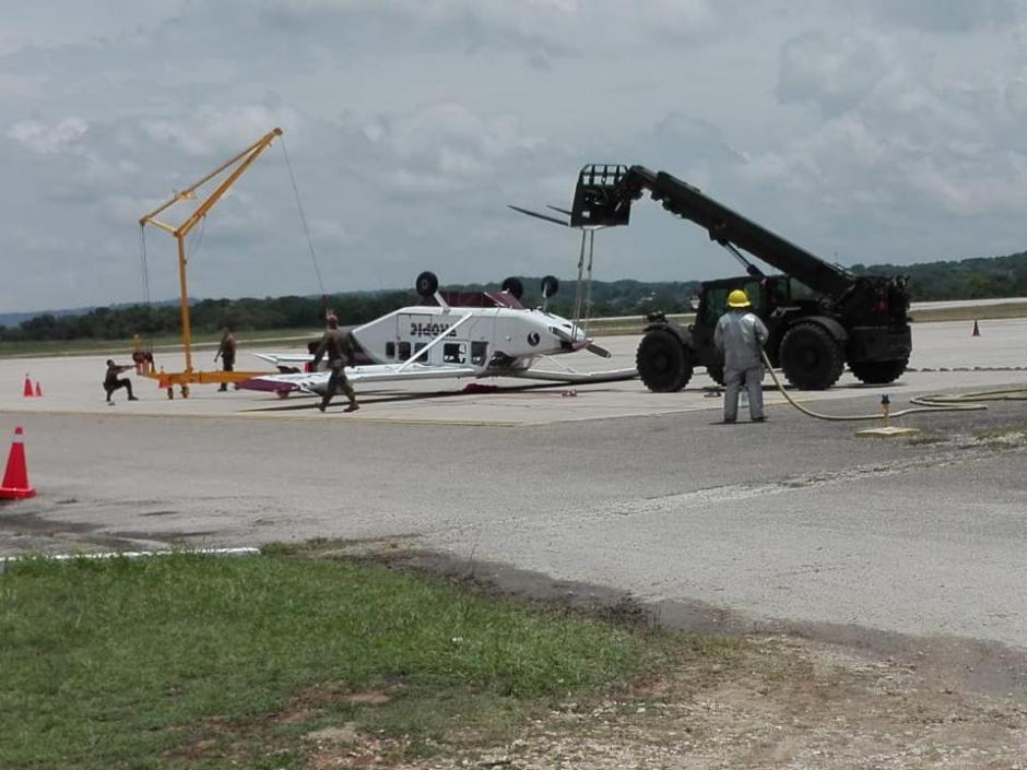 Una enorme grúa reacomodó la nave a su posición normal. (Foto: DGAC)