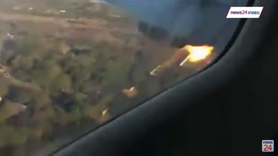 La persona captó el momento en el que el motor se prende en llamas hasta que el avión se estrella. (Captura video)