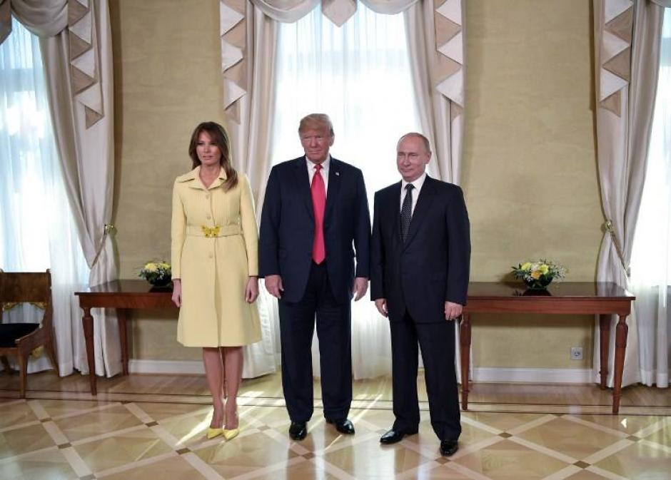 El presidente de Estados Unidos y su esposa Melania Trump saludaron al presidente ruso Vladim&iacute;r Putin. (Foto: AFP)&nbsp;
