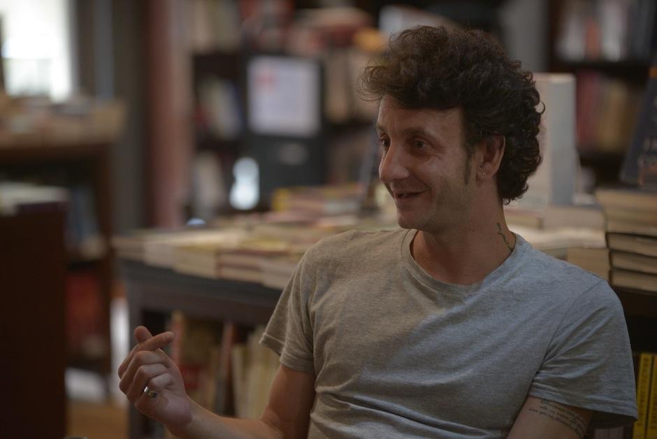 Paul Viejo es la "voz" en espa&ntilde;ol de el maestro del relato corto, el ruso Ant&oacute;n Ch&eacute;jov, sus traducciones reviven el talento del escritor ruso al siglo XXI. (Foto: Wilder L&oacute;pez/Soy502)&nbsp;