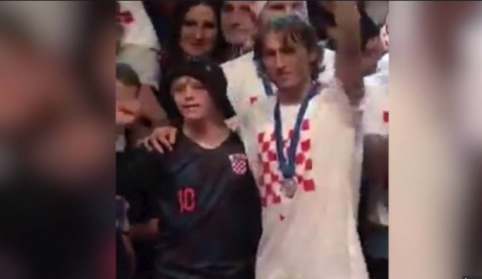 Luka Modric subi&oacute; a un ni&ntilde;o con s&iacute;ndrome de Down al escenario para festejar con la Selecci&oacute;n de Croacia. (Foto: captura de video)