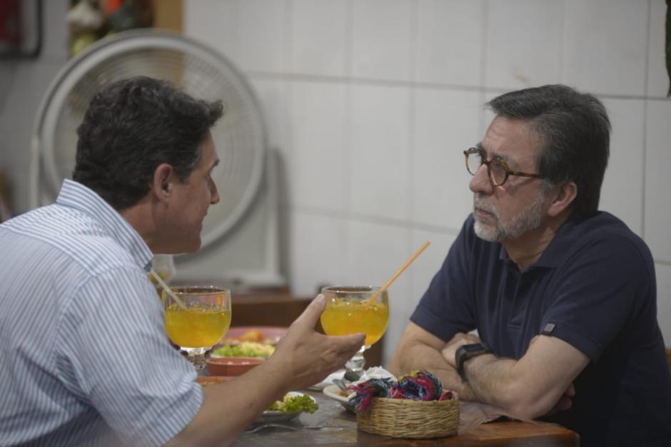 El alcalde y el embajador se reunieron durante un almuerzo en el Mercado Central. (Foto: Wilder L&oacute;pez/Soy502)