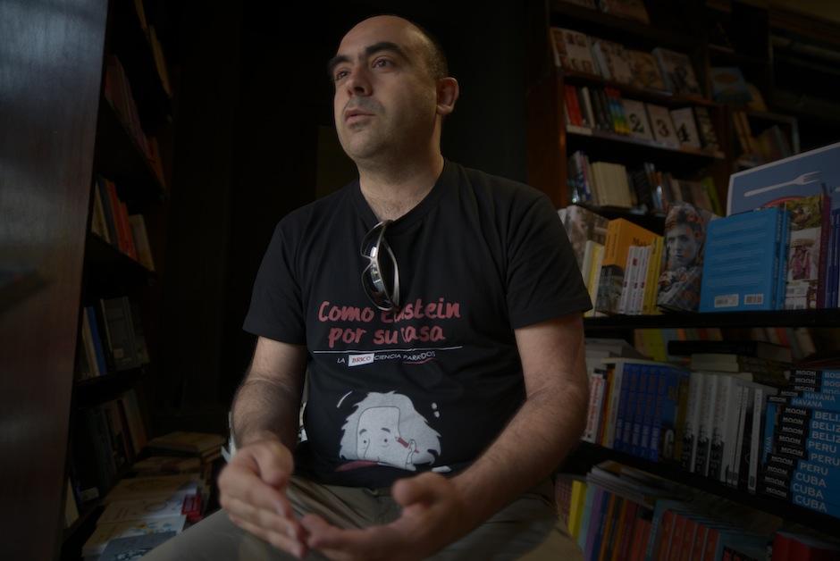 El f&iacute;sico Javier Fern&aacute;ndez Panadero quiere presentarte la ciencia con sus experimentos en un libro. (Foto: Wilder L&oacute;pez/Soy502)&nbsp;