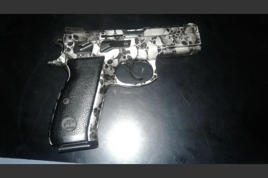 Los detalles del arma llamaron la atenci&oacute;n de los oficiales. (Foto: PNC)