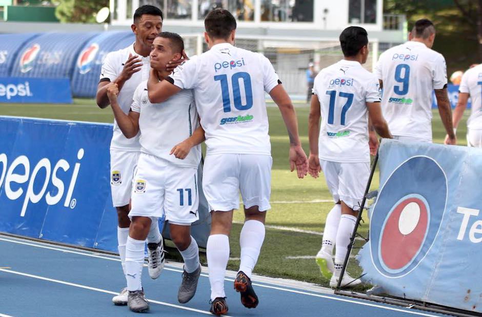 Marvin Ceballos se mandó con un golazo en la victoria de Comunicaciones. (Foto: Fredy Hernández/Soy502)