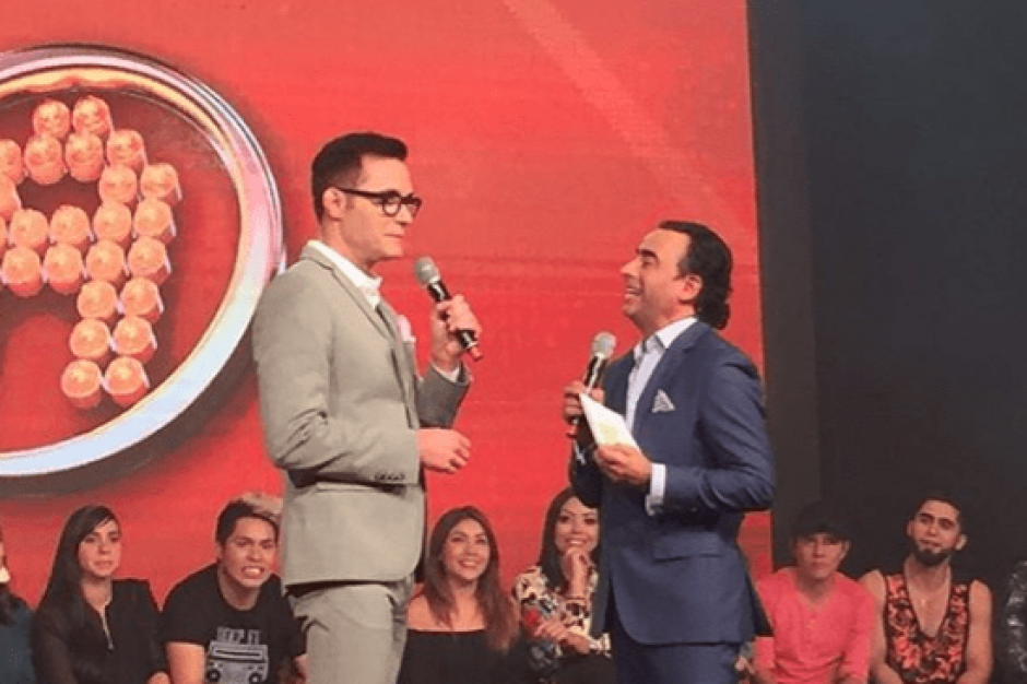 Horacio Lobos, jurado; y Adal Ramones, conductor, durante una de las presentaciones del reallity show mexicano La Academia. (Foto: Captura de pantalla)