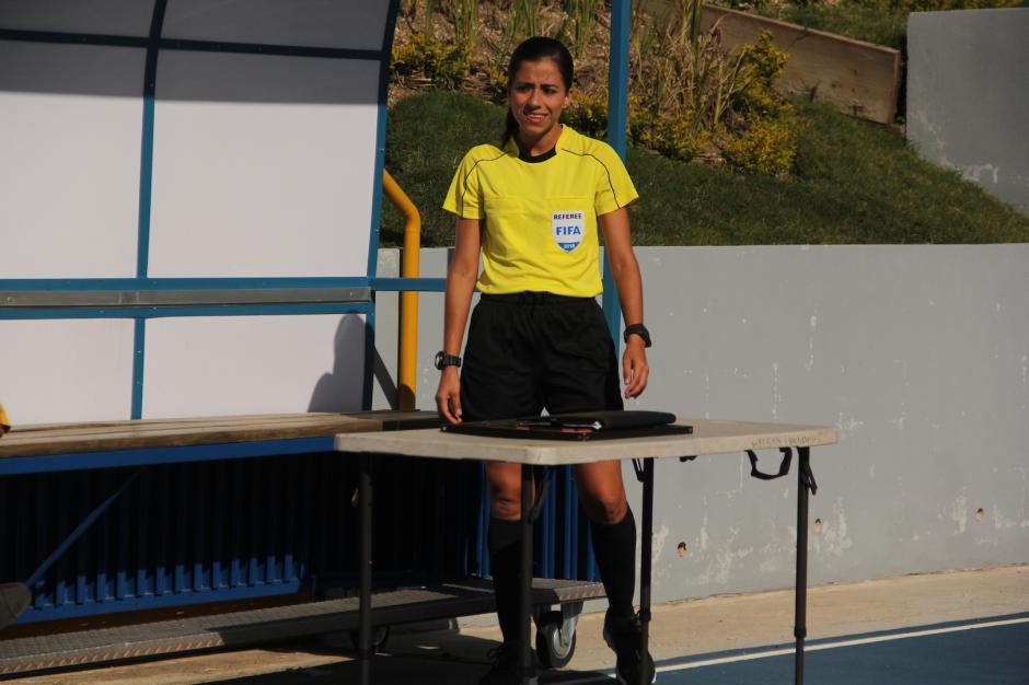 Carol Oliva participó como cuarta referí en el encuentro amistoso entre Comunicaciones y San Isidro Metapán. (Foto: Fredy Hernández/Soy502)